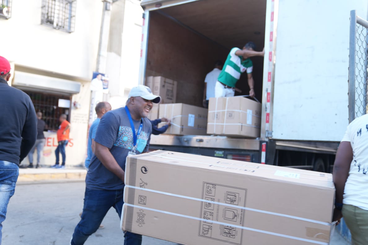 Gobierno ha entregado más de 1,600 artículos del hogar a familias afectadas por lluvias en Santo Domingo Oeste